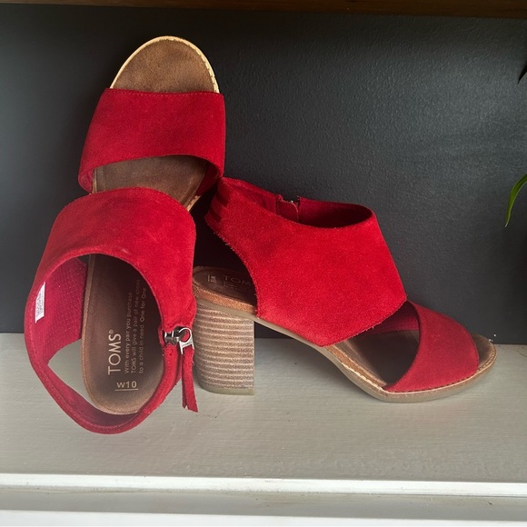 TOMS Red Suede Block Heel Sandals Size 10 - Picture 1 of 5